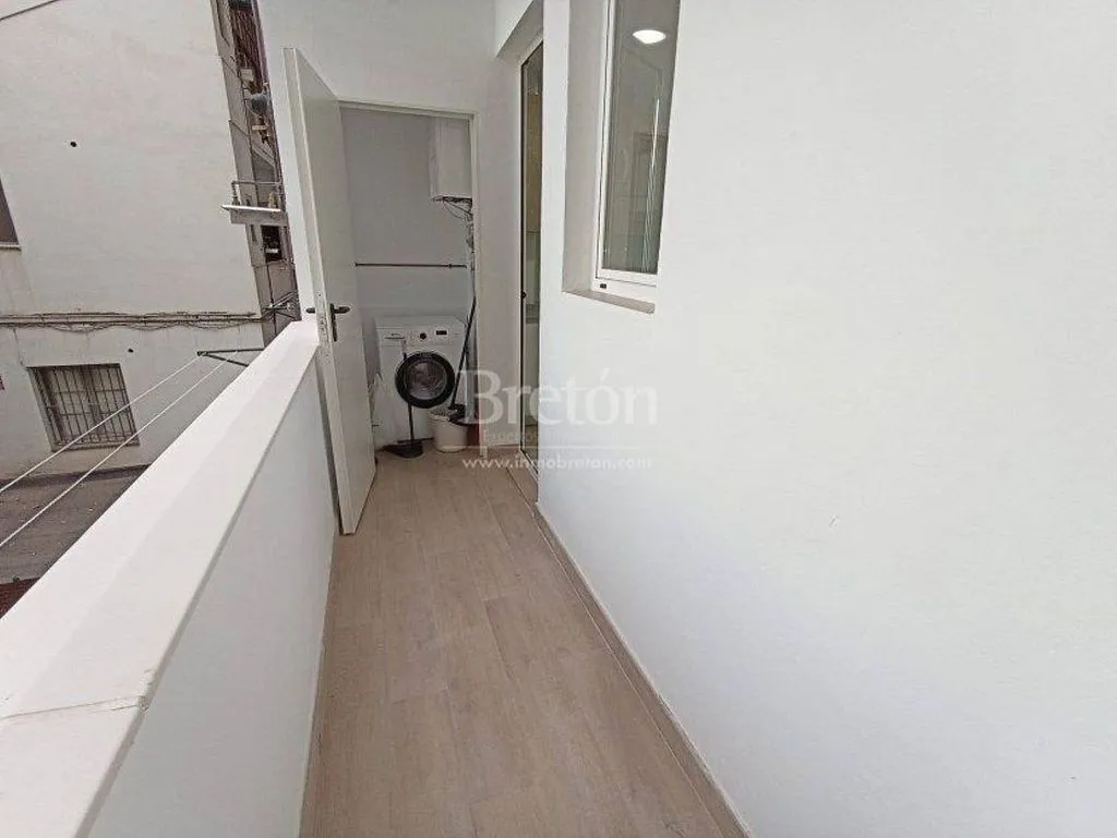Balcony - Modernised Flat with Balcony near University