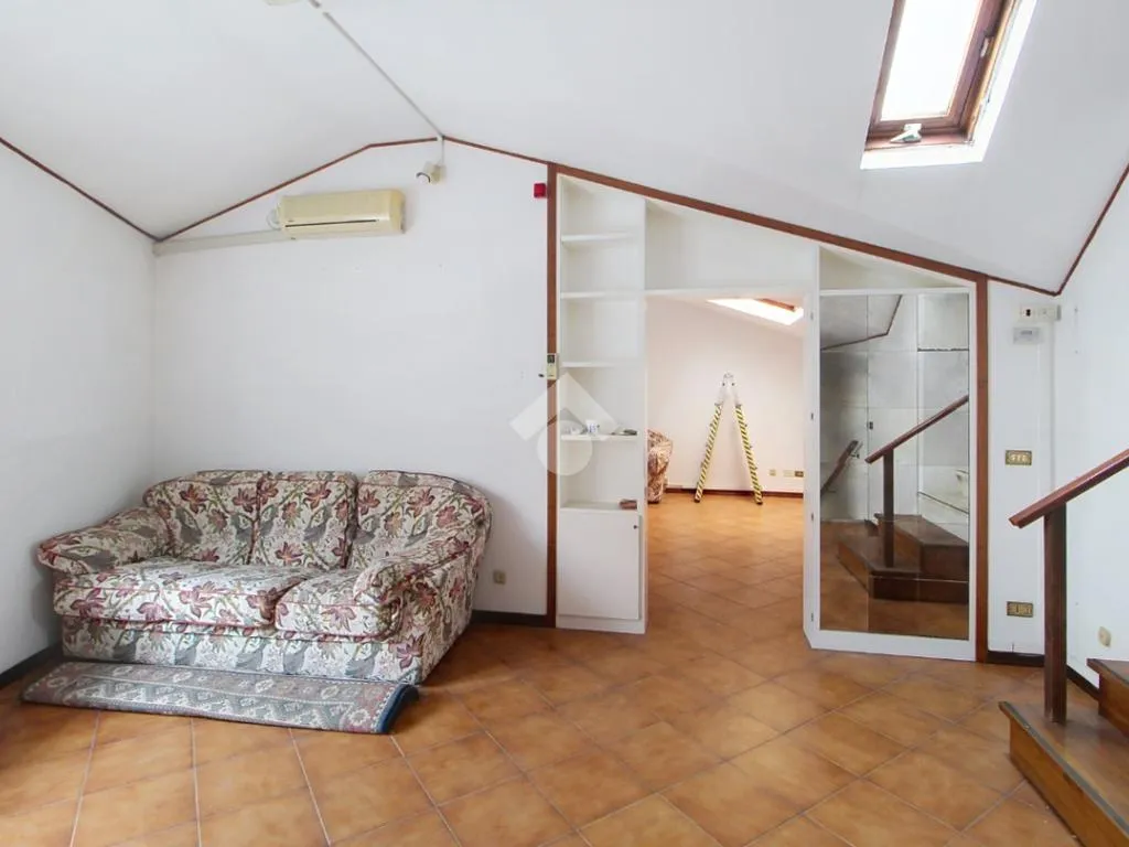 Stanze - Quadrilocale with Private Balcony in Pisa