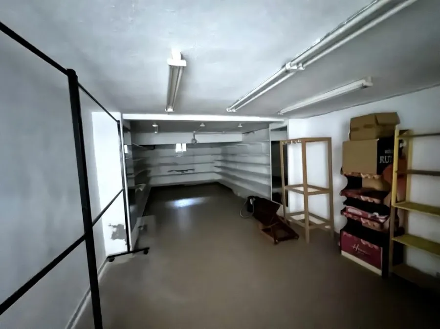 Pesuköök - Shop with Expansion Potential in Serres Centre