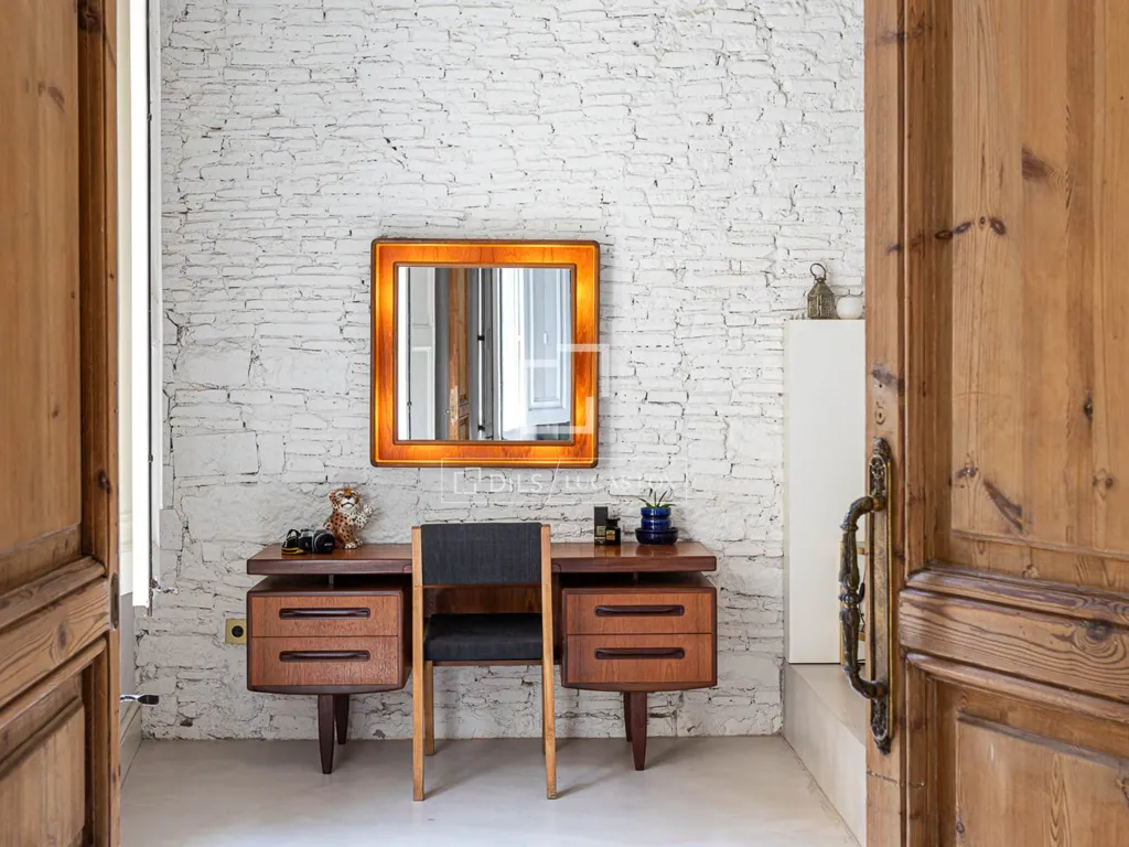 Bureau - Refurbished Apartment with Central Patio in Barcelona