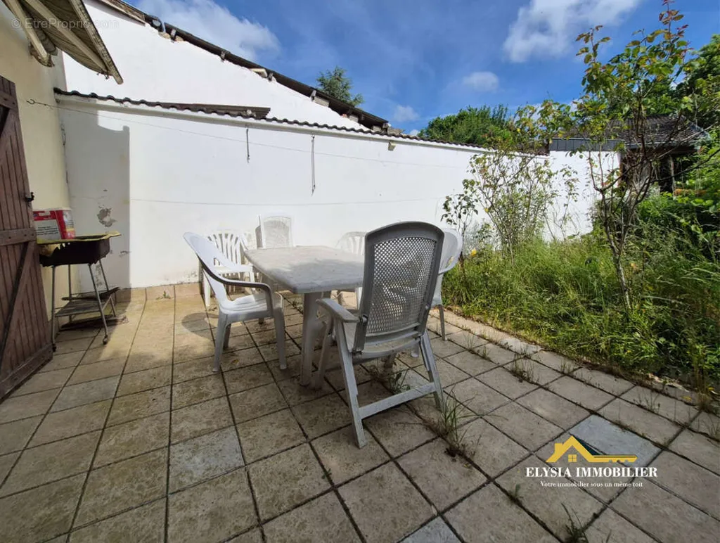 Terrasse - Maison à Conforter avec Jardin à Pagny-sur-Moselle