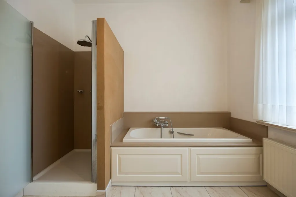 Salles de bain - Villa française avec jardin à Geetbets
