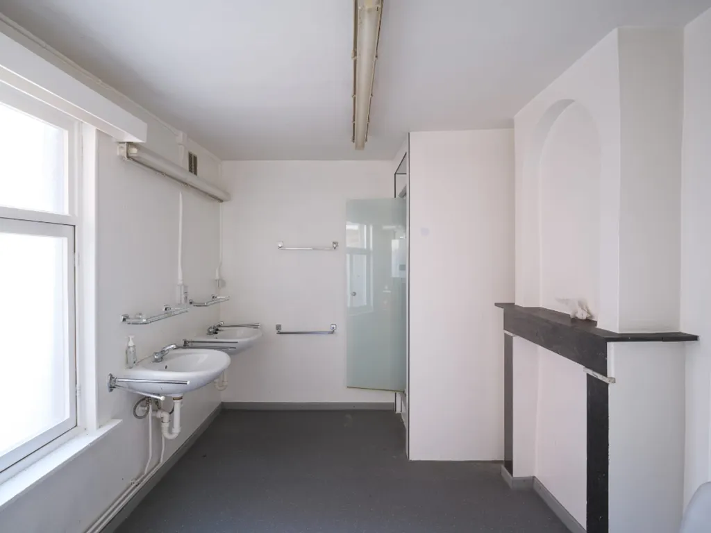 Bathrooms - Renovated Townhouse with Water View in Gent Centre