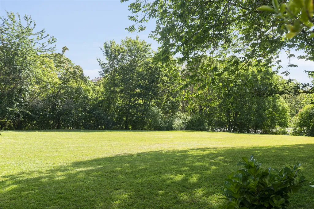 Aed - Townhouse with Garden in Central Location