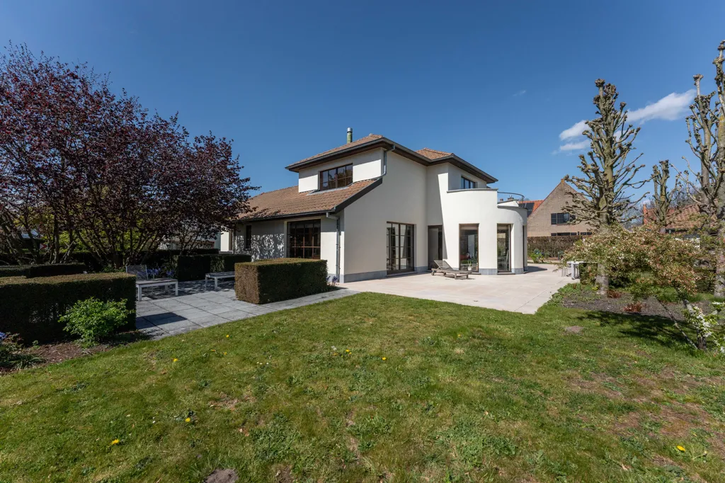 Aed - Architectural Villa with Japanese Influence in Jabbeke