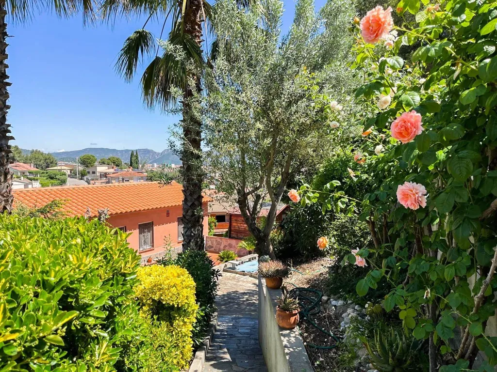 Aed - Chalet with Pool in Esparreguera