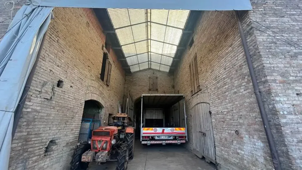Garage - Rustic Farmhouse with Orchard in Carpi