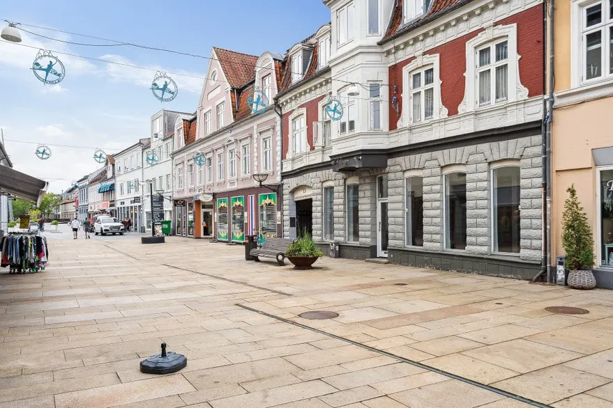 Retail Unit with Broad Facade near Nørretorv