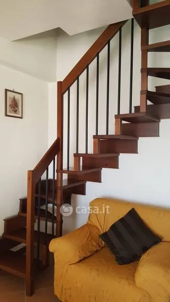 Stanze - Attico ammobiliato con terrazzo a Narni