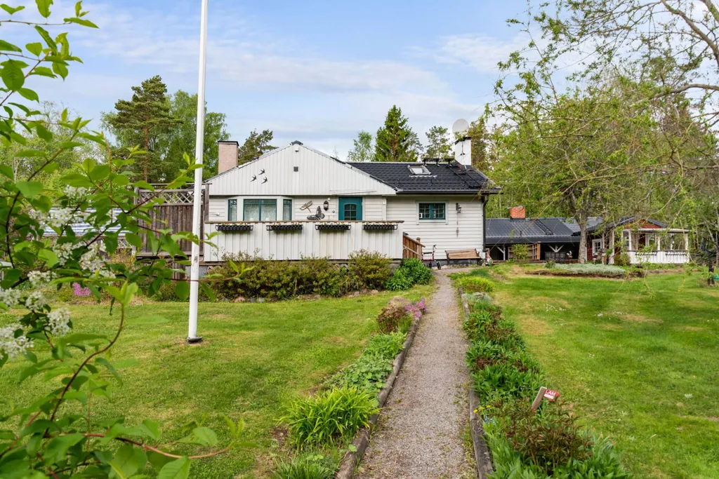 Jardin - Villa with Pool and Jacuzzi in Smara, Edsbro