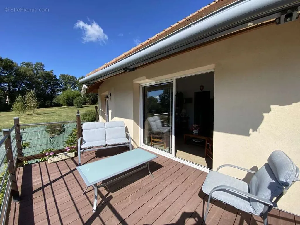 Terrasse - Propriété Contemporaine avec Parc à 8 km de Châtellerault