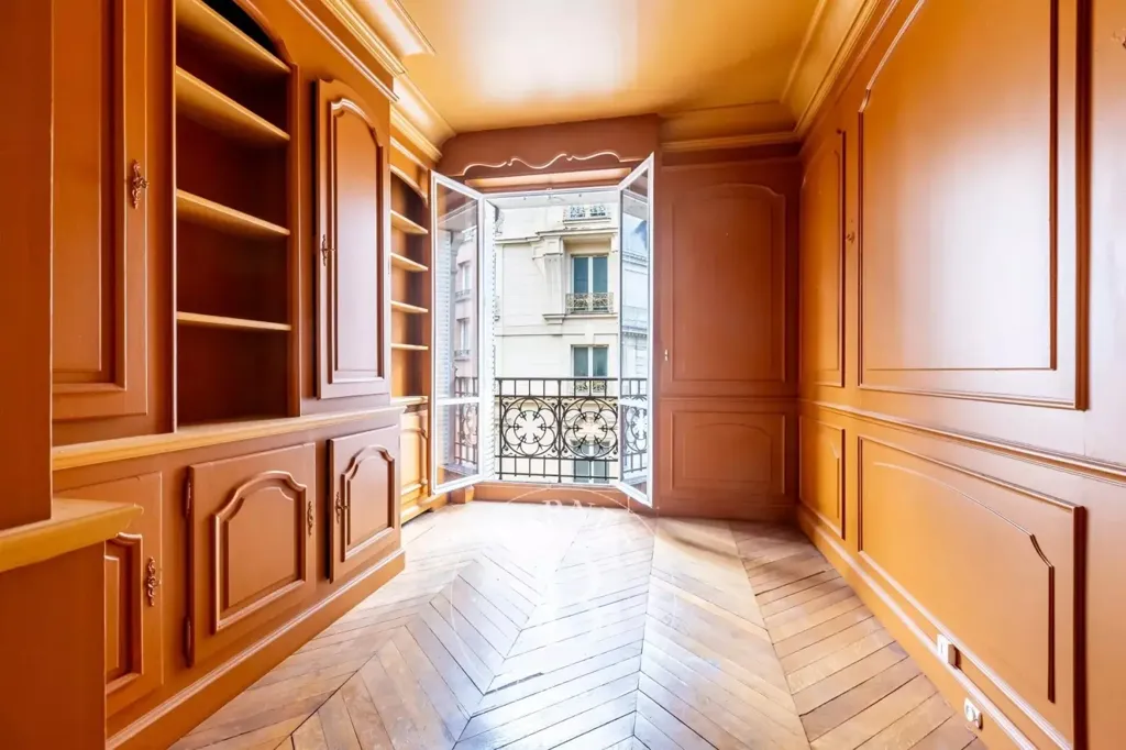 Esik - Corner Apartment with East View in Paris 8e
