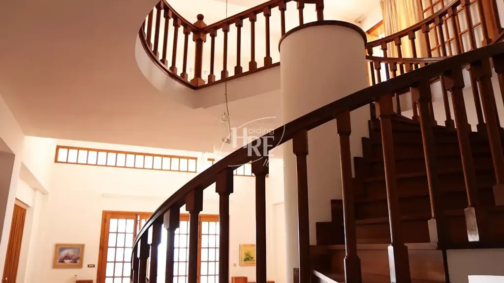 Pièces - Architectural Villa with Central Staircase in Amantea