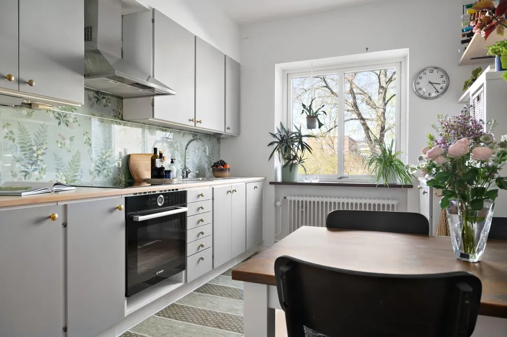 Köök - Spacious Two-Bedroom with South-Facing Balcony in Central Area