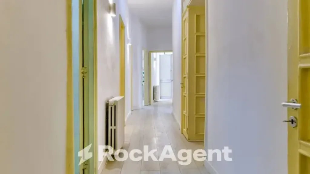 Esik - Apartment with Terrace in Central Chiaia