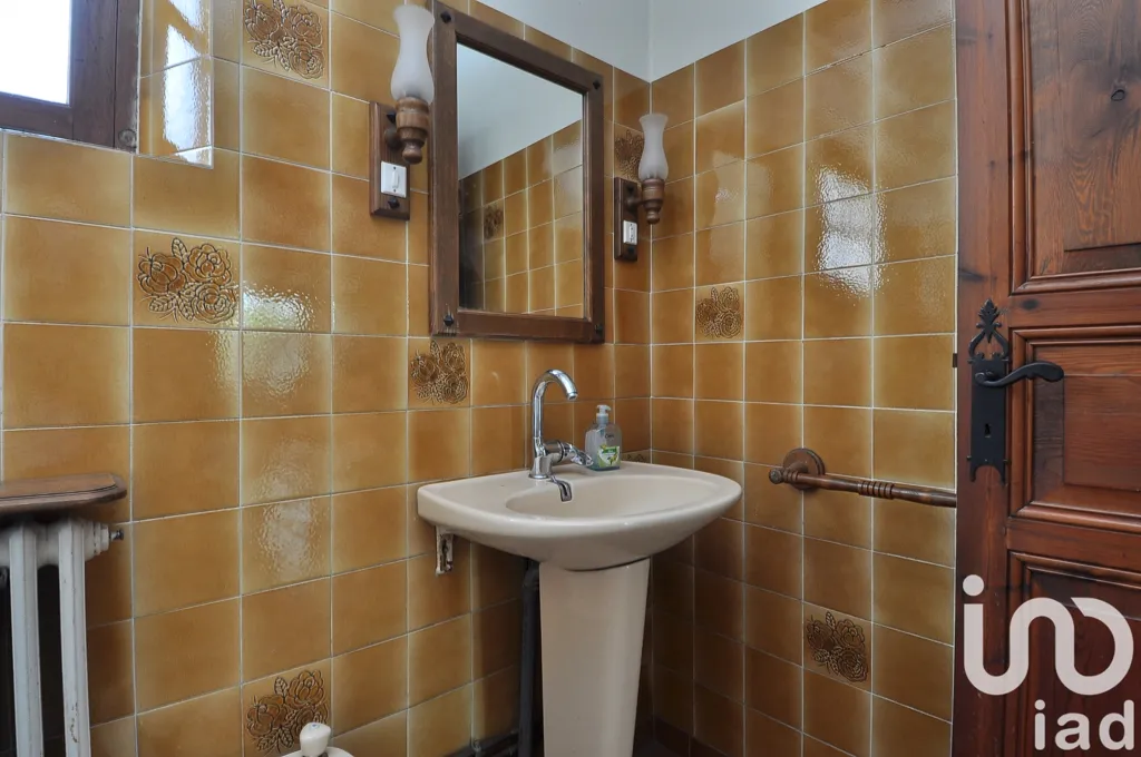 Salles de bain - Maison traditionnelle avec vue panoramique et piscine à Alès