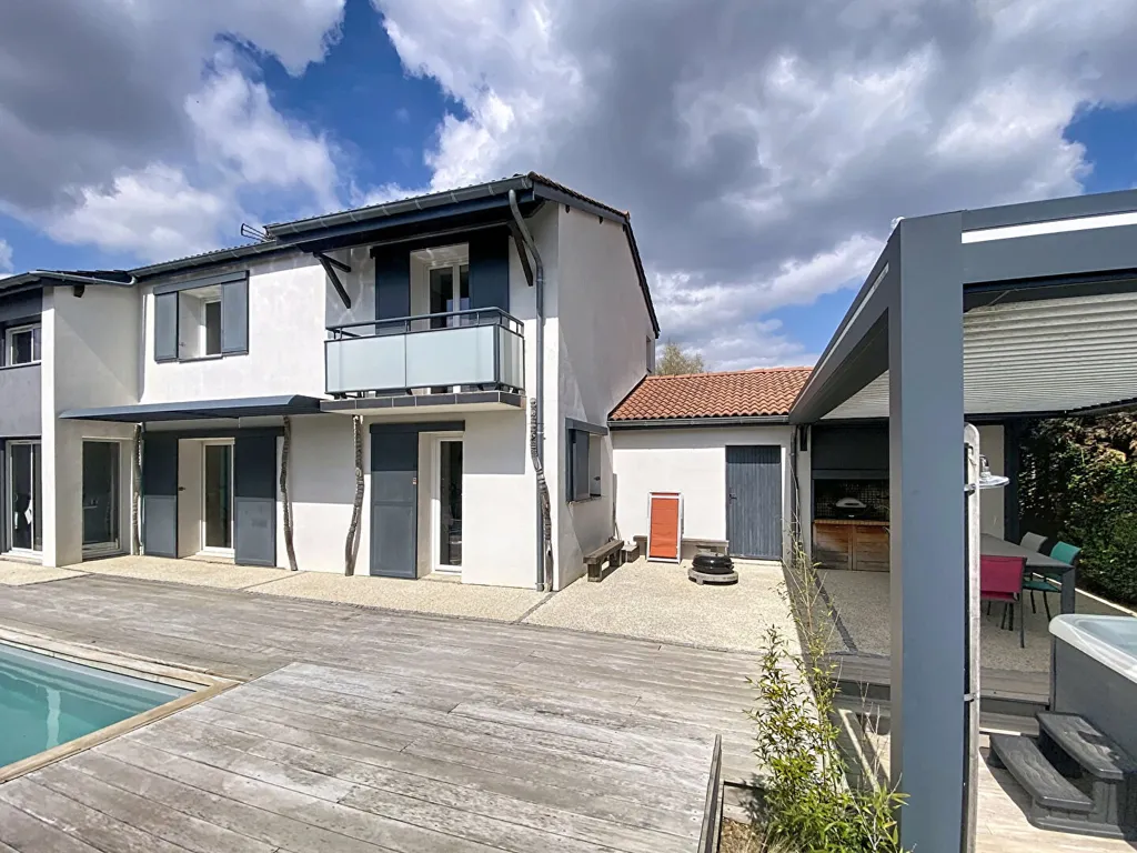 Piscine - Villa Moderne avec Piscine à Genas