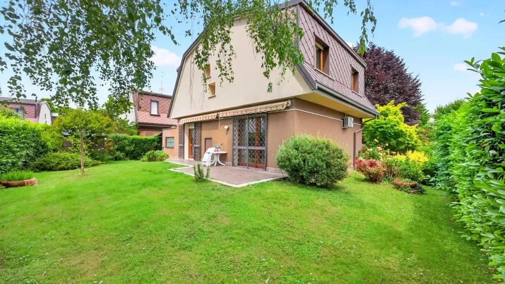 Aed - Villa with Private Garden in Arese