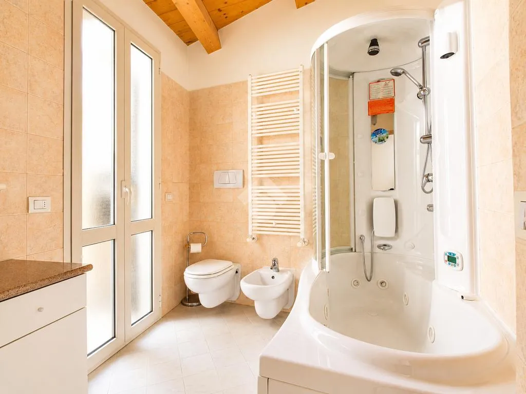 Bathrooms - Semi-detached House with Panoramic Views in Osimo