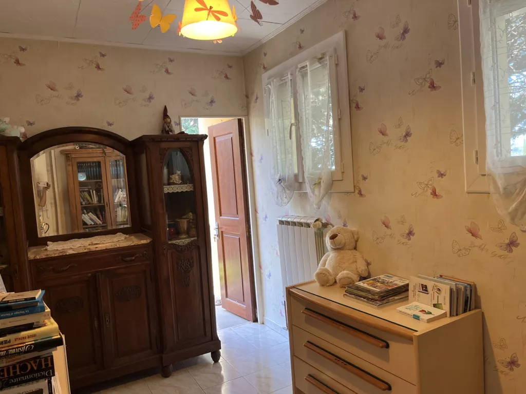 Bedrooms - 6-Bedroom House with Pool on Wooded Plot in Calm Area