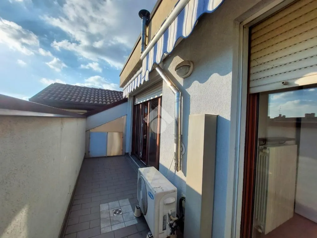 Rõdu - Top-Floor Flat with Balconies in Vittuone