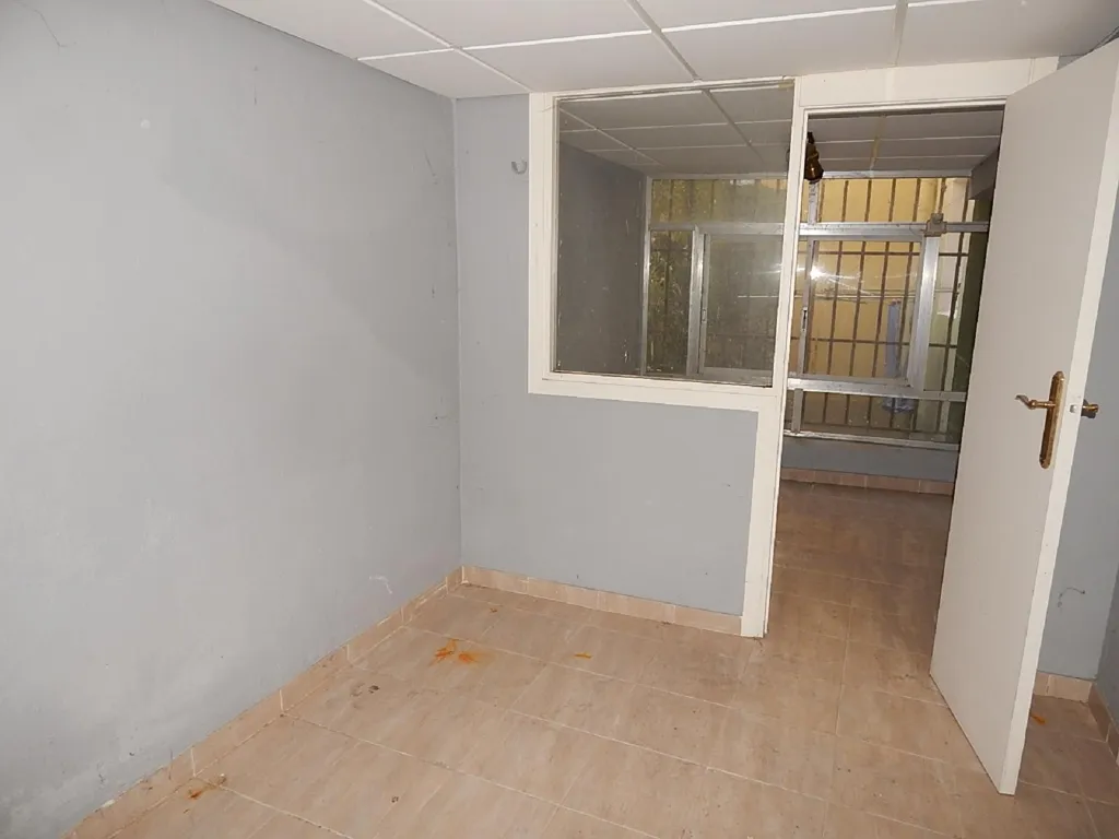Toad - Commercial Premises with Shopfront in Santander