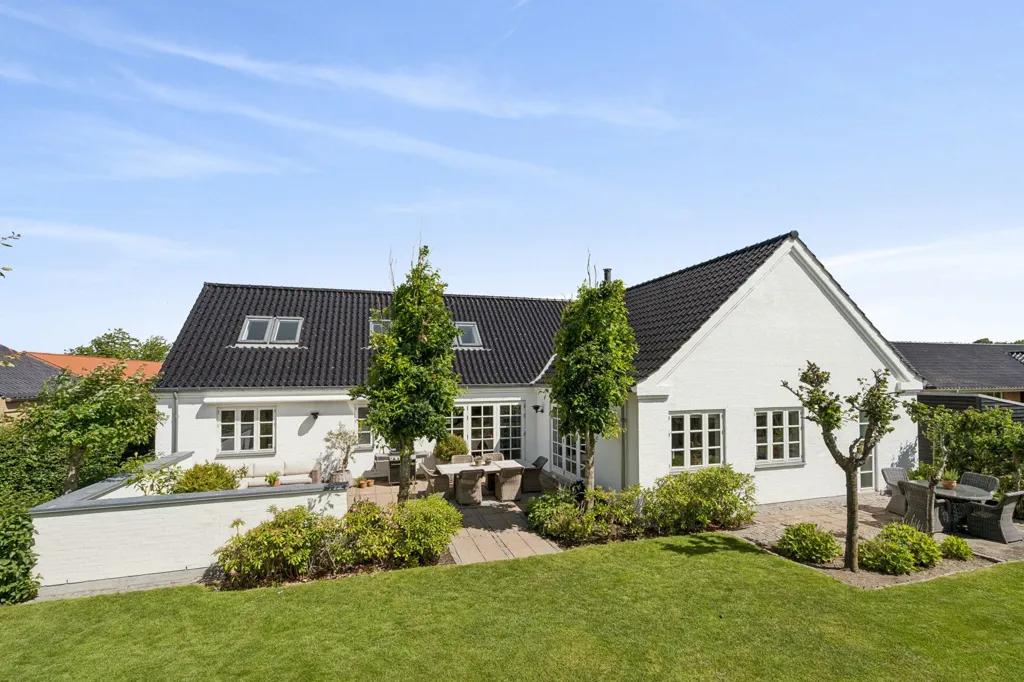 Exterior - Fenced Villa with Garden in Aalborg