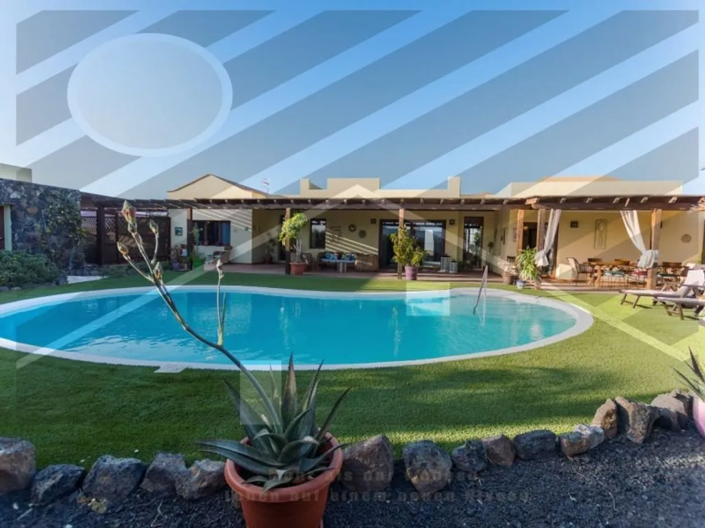 Bassein - Luxury Villa with Dual Pools in Lajares