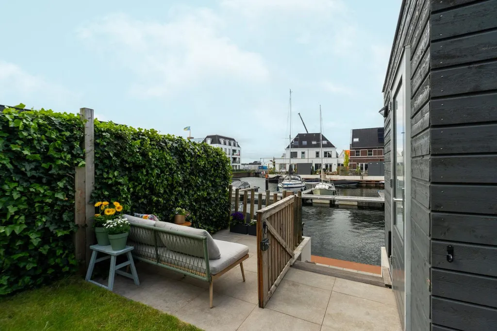 Aed - Modern Terraced House with Waterfront in Zeewolde