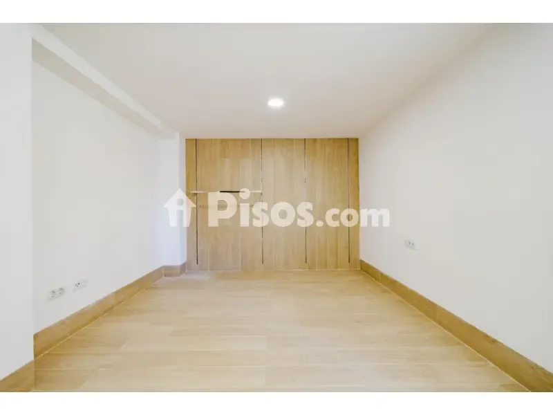 Pièces - Contemporary Flat with Interior Orientation in Paseo de los Tilos