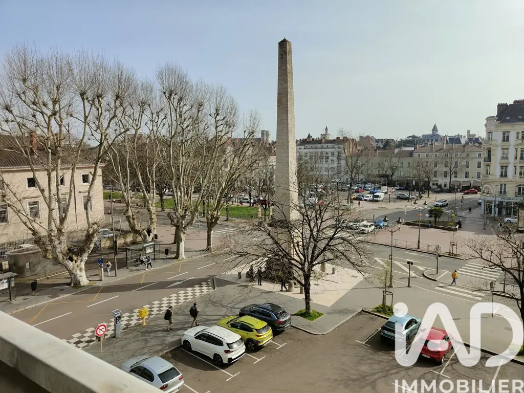 Duplex avec Vue sur Place d'Obélisque à Chalon-sur-Saône