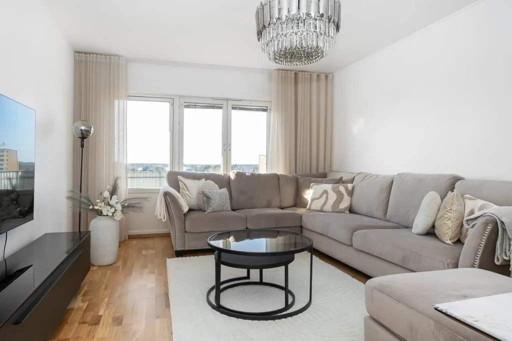 Séjour - Renovated 2nd Floor Flat with South-Facing Balcony
