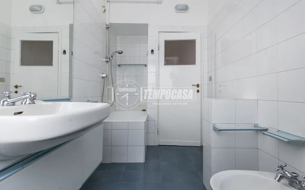 Salles de bain - Trilocale with Balcony in Milan's Isola