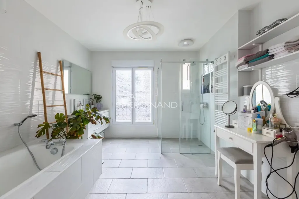 Vannitoad - Triplex with Garden Access in Paris 19