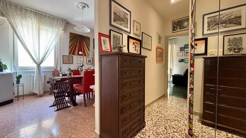 Kabinet - 4-Bedroom Apartment with Balcony in Florence
