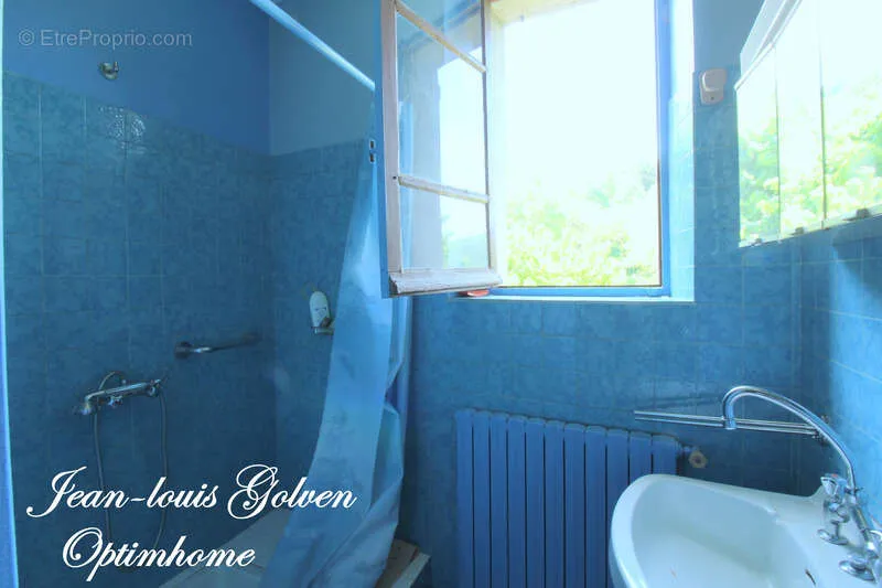 Salles de bain - Maison à Rénover avec Jardin à Saint-Ygest