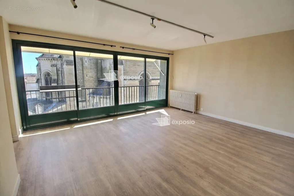 Rooms - City Centre Apartment with Balcony in Niort