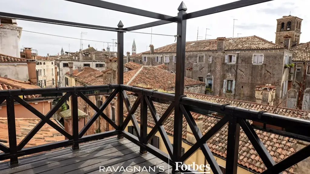 Balcony - 10-Room Apartment with Canal View in Venice