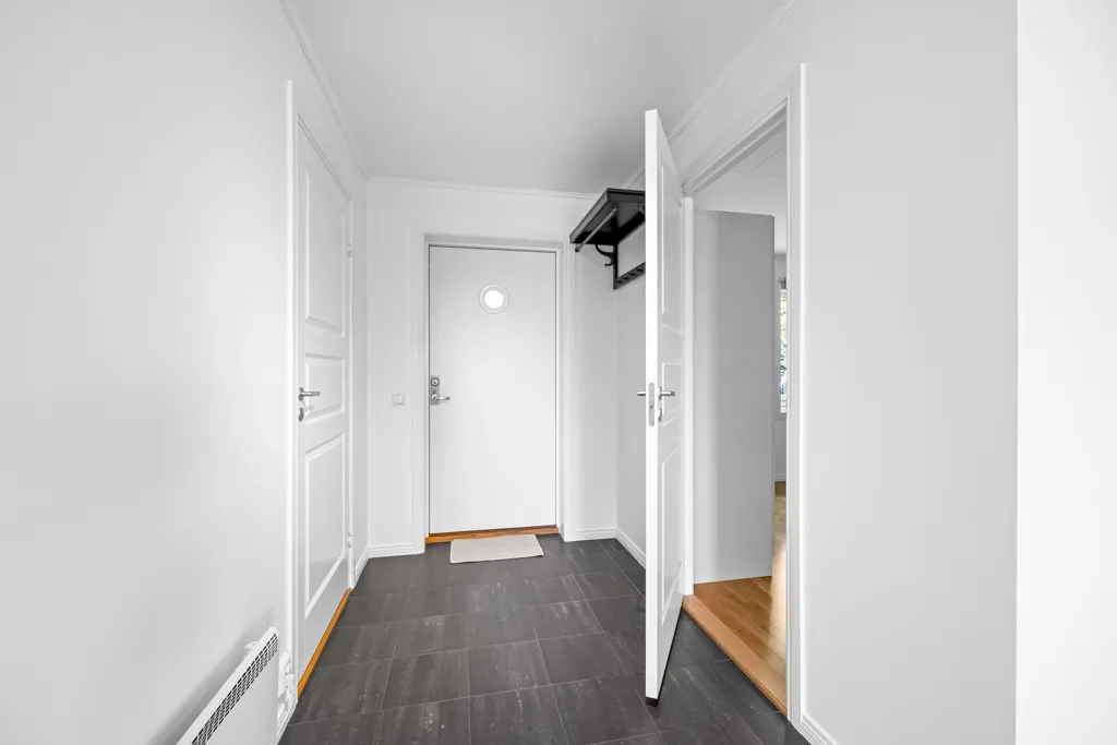 Esik - Well-Maintained 3-Bed Flat with Garage in Family-Friendly Area