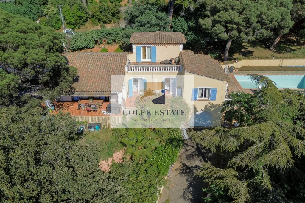 Vue aérienne - Maison avec Piscine et Vue dans un Domaine Sécurisé à La Croix-Valmer