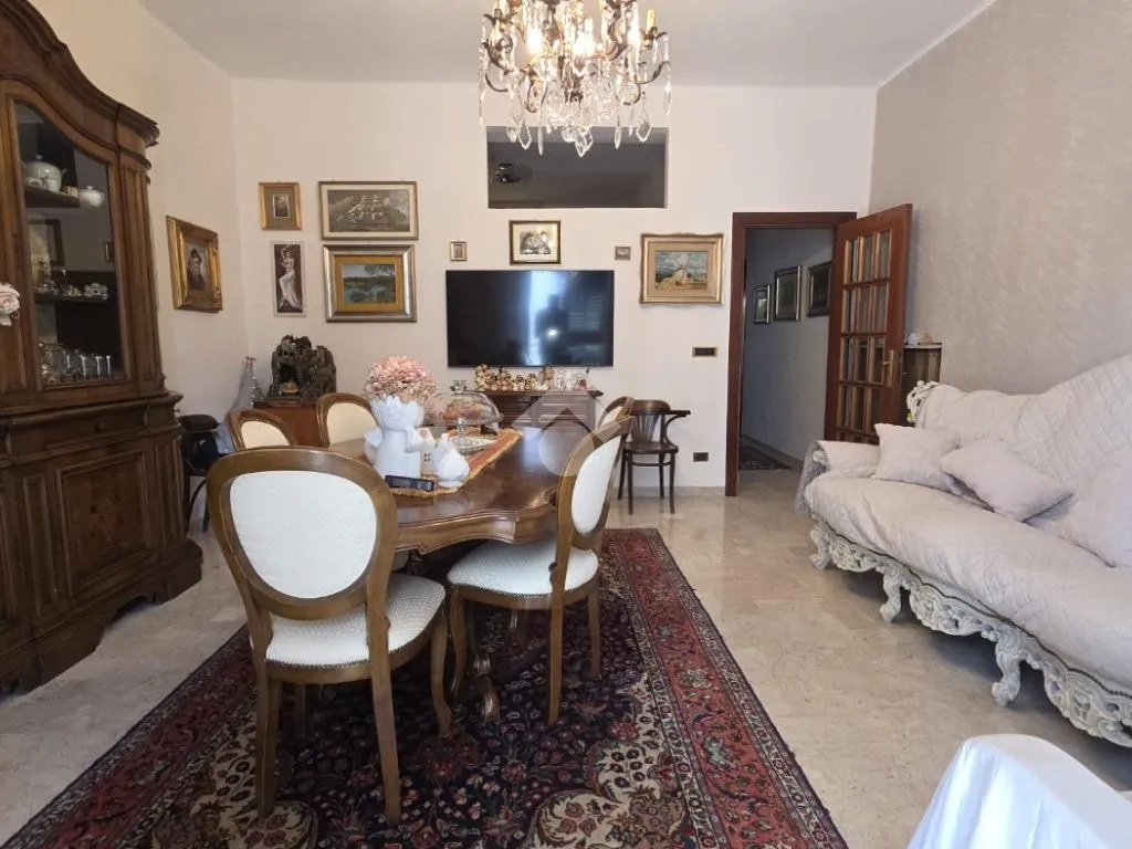 Söögituba - 3-Bedroom Apartment with Balcony in Bari