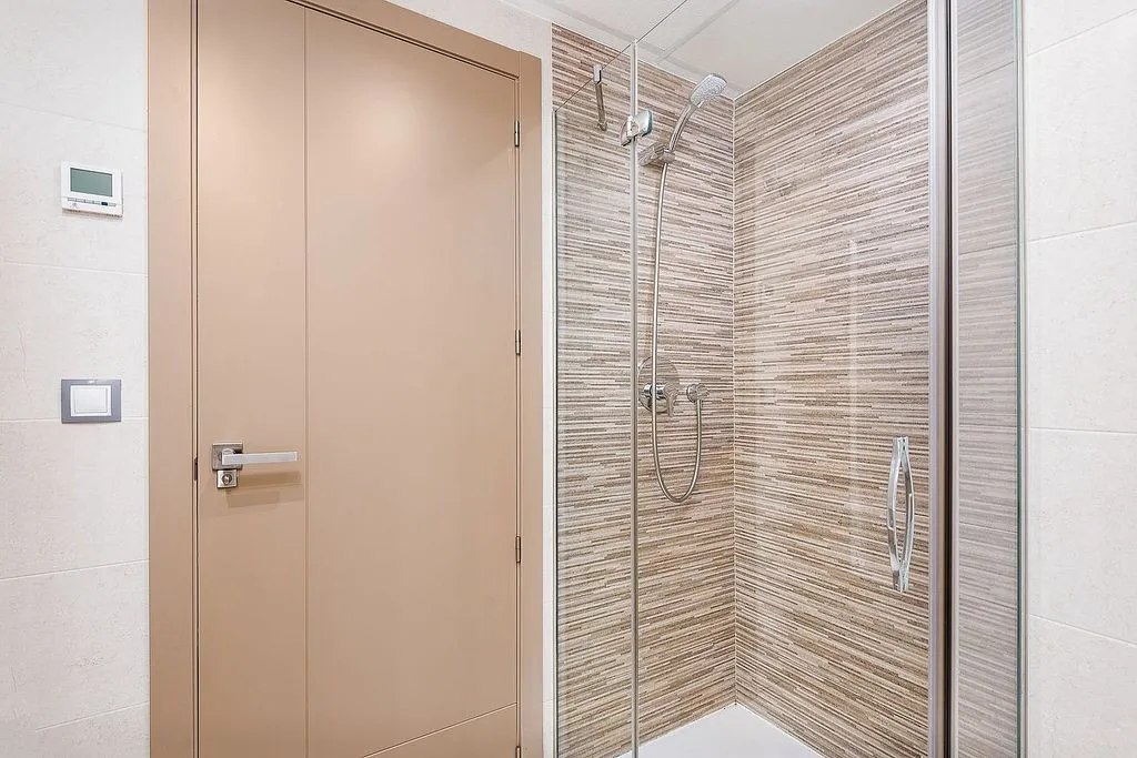 Bathrooms - Apartment with Pool and Sea View in Infinity View