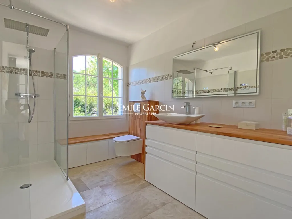 Salles de bain - Maison avec Vue Panoramique à Valbonne
