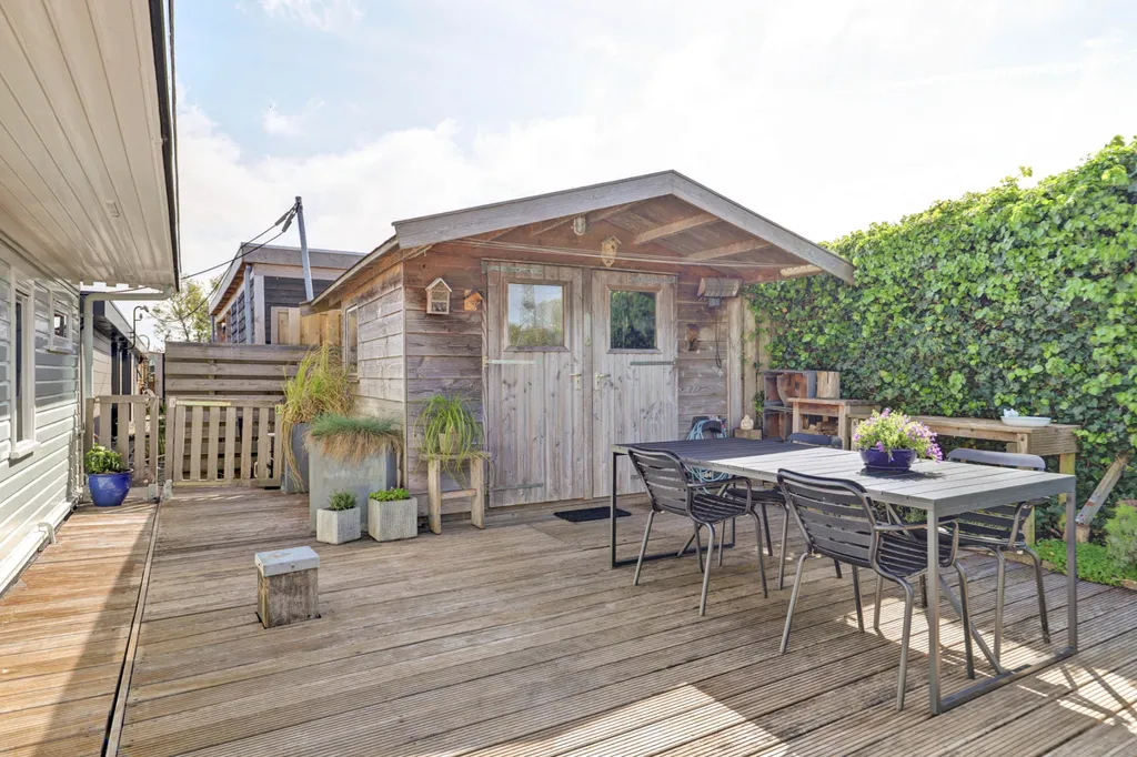 Terrass - Waterfront Woonark with Garden in Wijdewormer