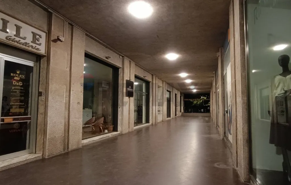 Esik - Commercial Space with Vitrines in Enna Centre