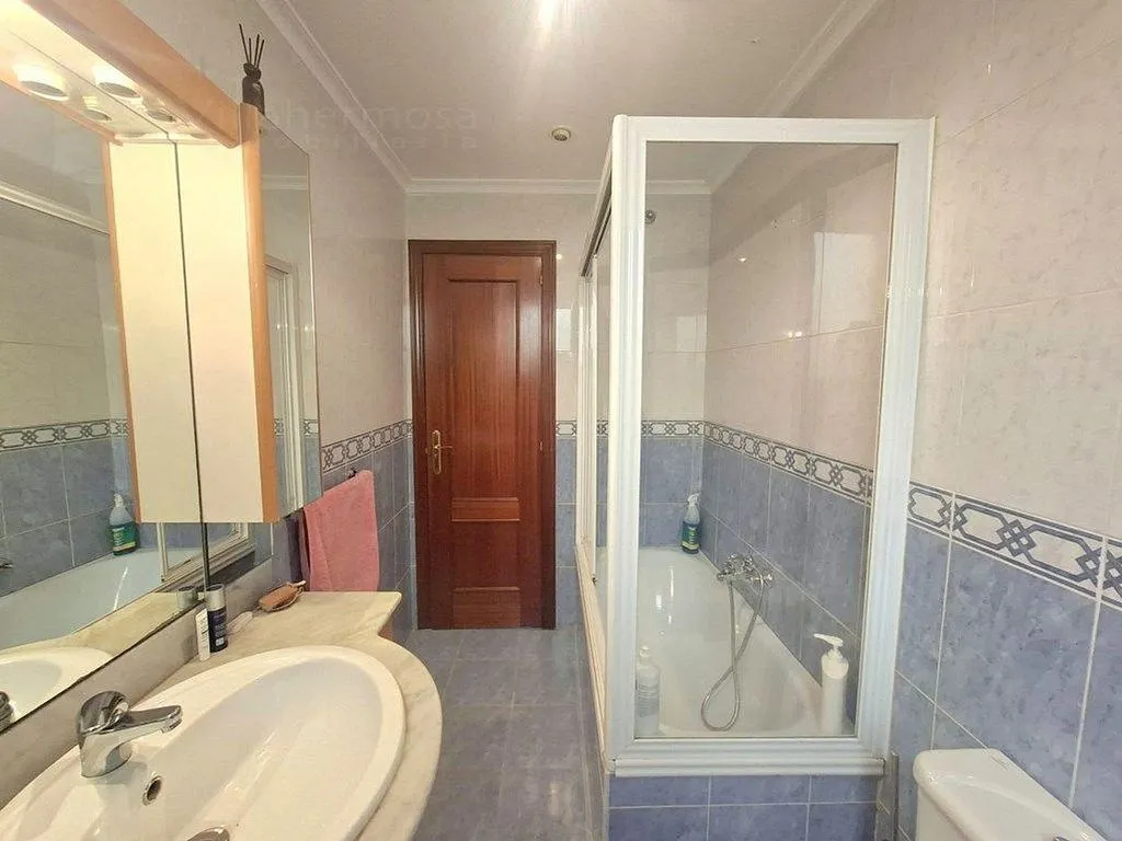 Vannitoad - Spacious Apartment with Balconies in Central Location
