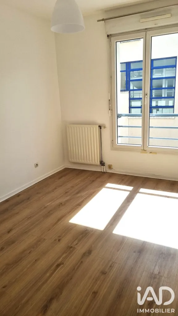 3-Bedroom Apartment with Balcony in Compiègne