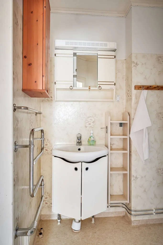 Salles de bain - Charming Villa with Rustic Lounge in Karlbo