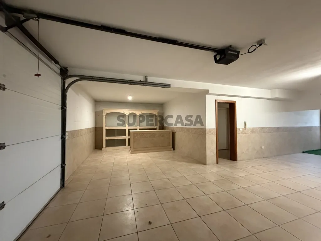 Garaaž - Luxury House with Private Garden in Forca, Aveiro