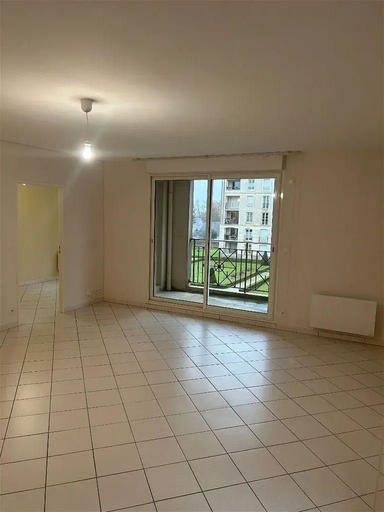 Elutuba - 3-Bedroom Apartment with Balcony in Le Mans